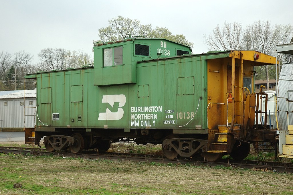 BN 10138, WideVision Caboose, ex CB&Q 13670, MofW Caboose on the IL